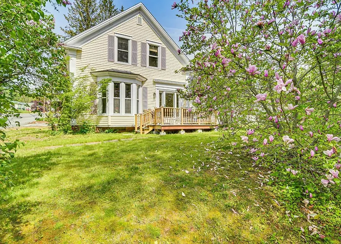 Great For Groups! Spacious Wilton Getaway W/ Deck